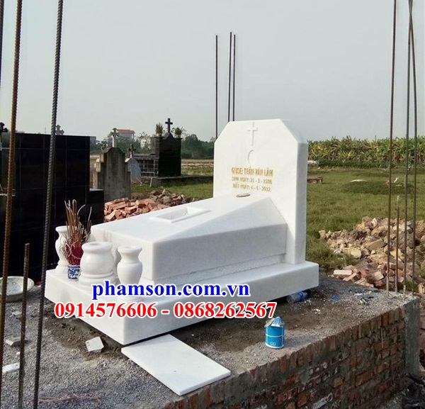 04 Mẫu mộ mồ mả đá trắng đơn giản không mái hiện đại tam cấp nguyên liền khối đẹp bán tại Thái Bình