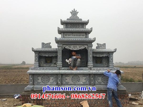 04 thi công lắp đặt mẫu lăng mộ đá xanh ba mái tại Lạng Sơn